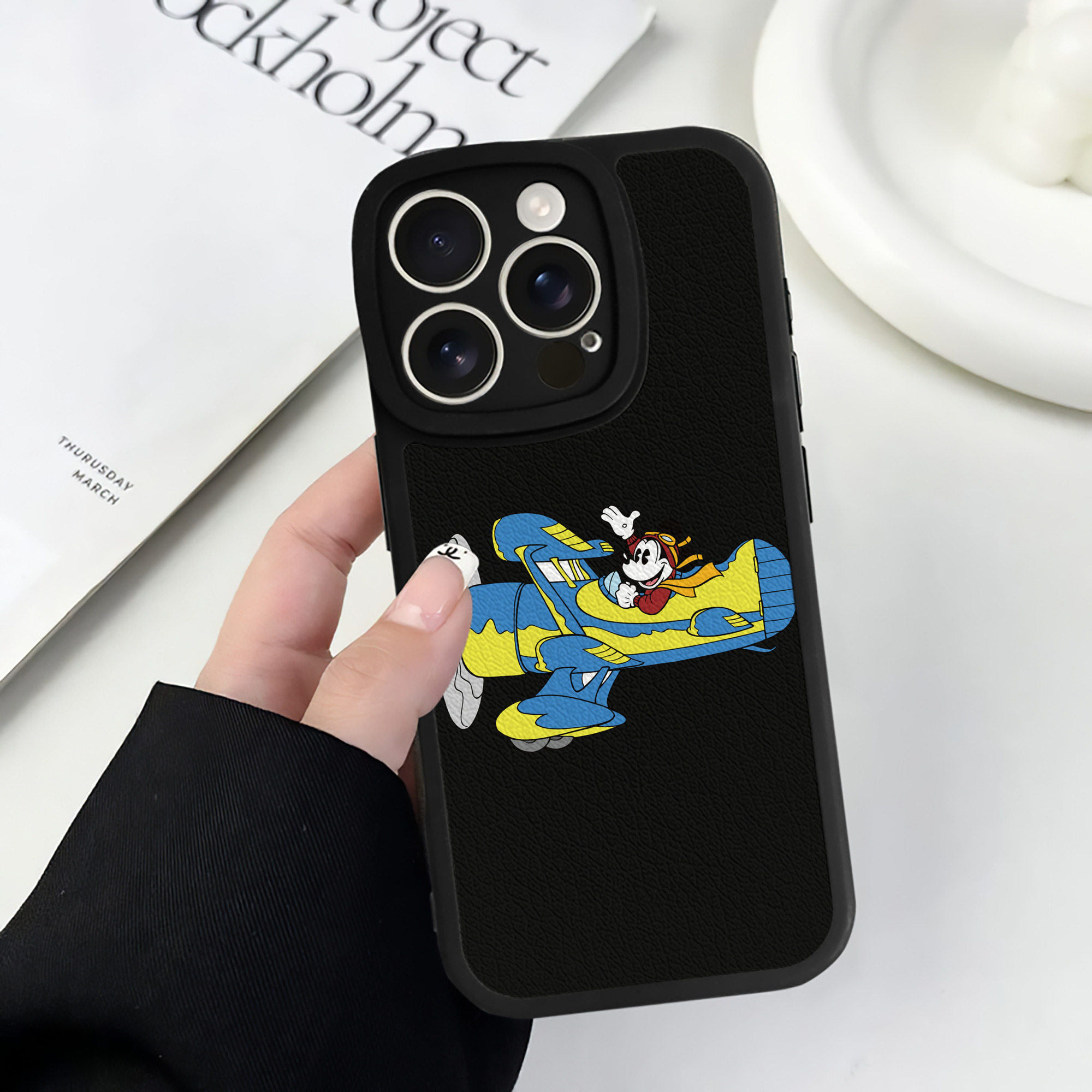 （画像用） ミッキーマウス Mickey Mouse 【iPhone 16シリーズ対応】シリコンスマホケース（レザー調） 材質：シリコン